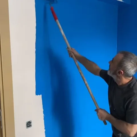 Duvarda boya uygulaması aşaması