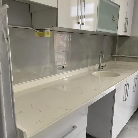 Yeni yapılan mutfak tezgâhı detayı