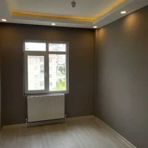 Boş odada tavan aydınlatma uygulaması