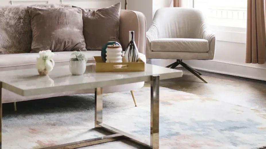 Anahtar teslim renovasyonla tamamlanmış, aydınlık ve modern bir oturma odası