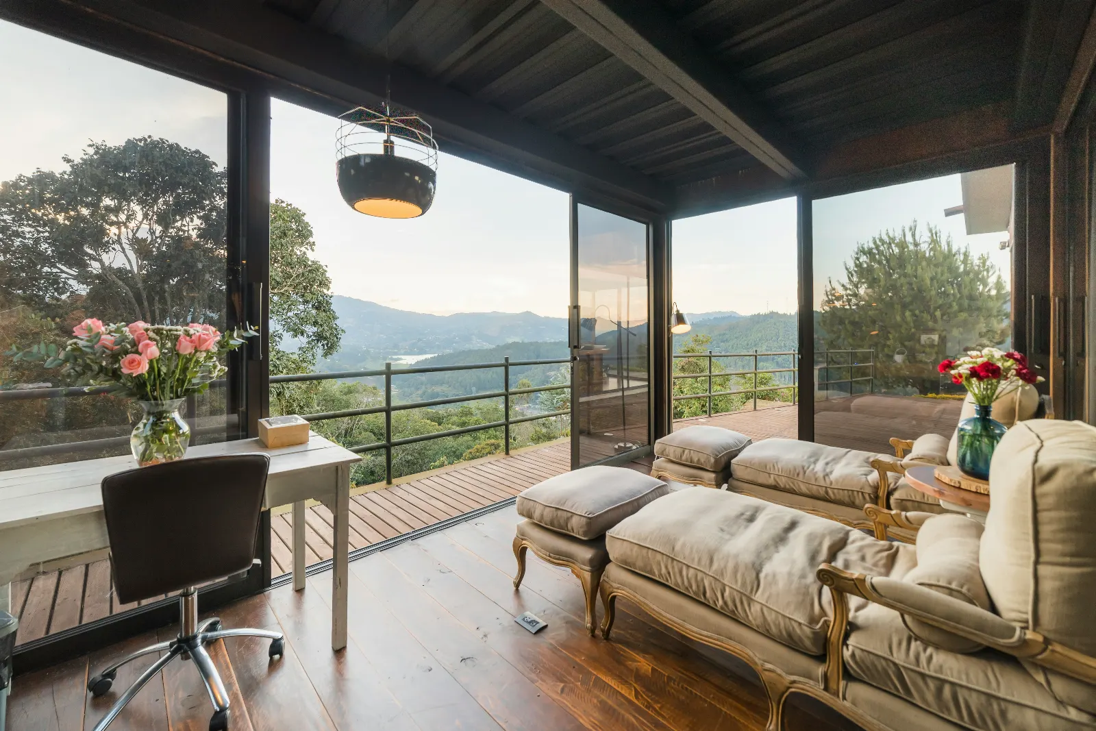 Manzaralı, camla çevrili kapalı balkon oturma alanı