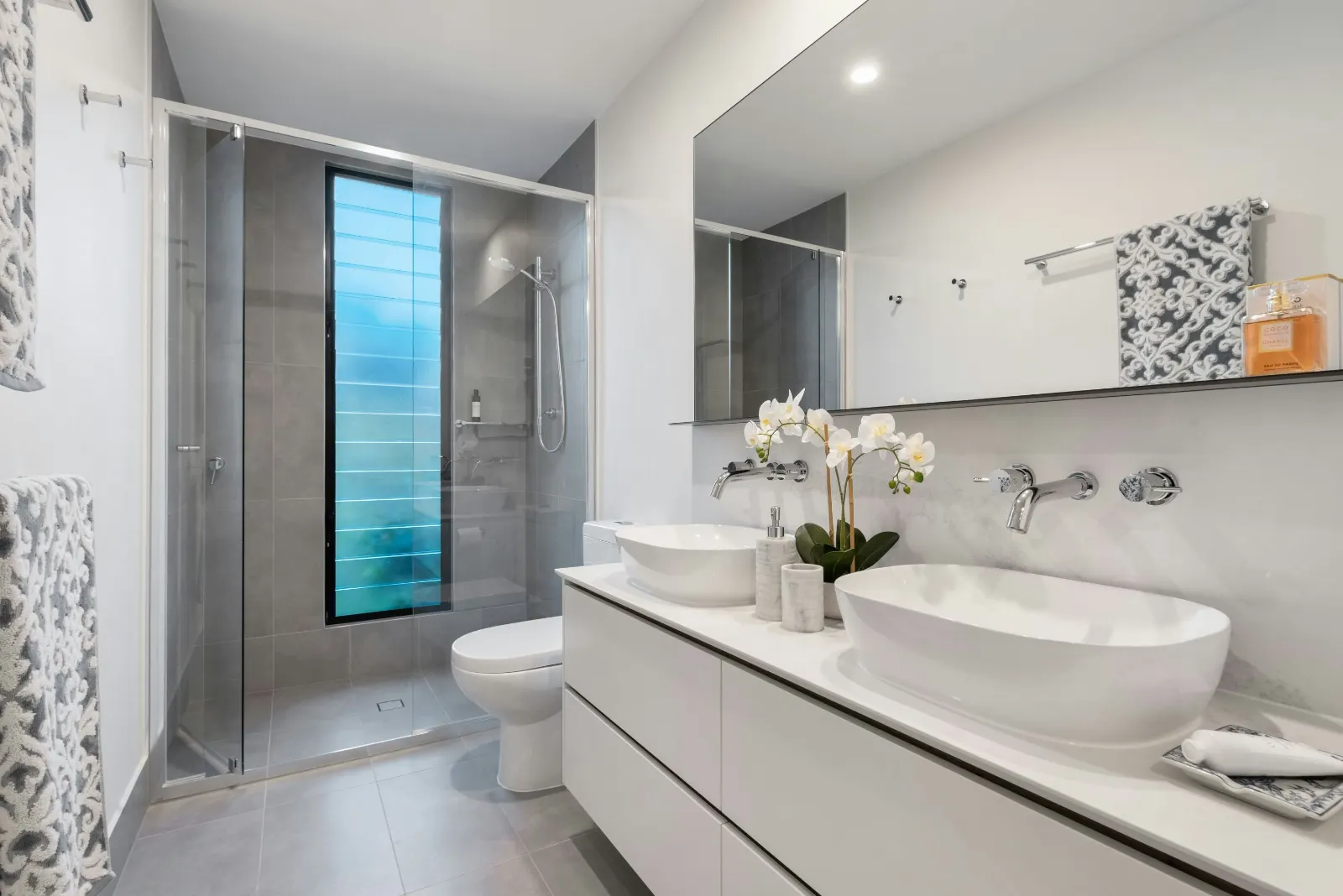 Cam bölmeli duş ve çift lavabolu yenilenmiş banyo