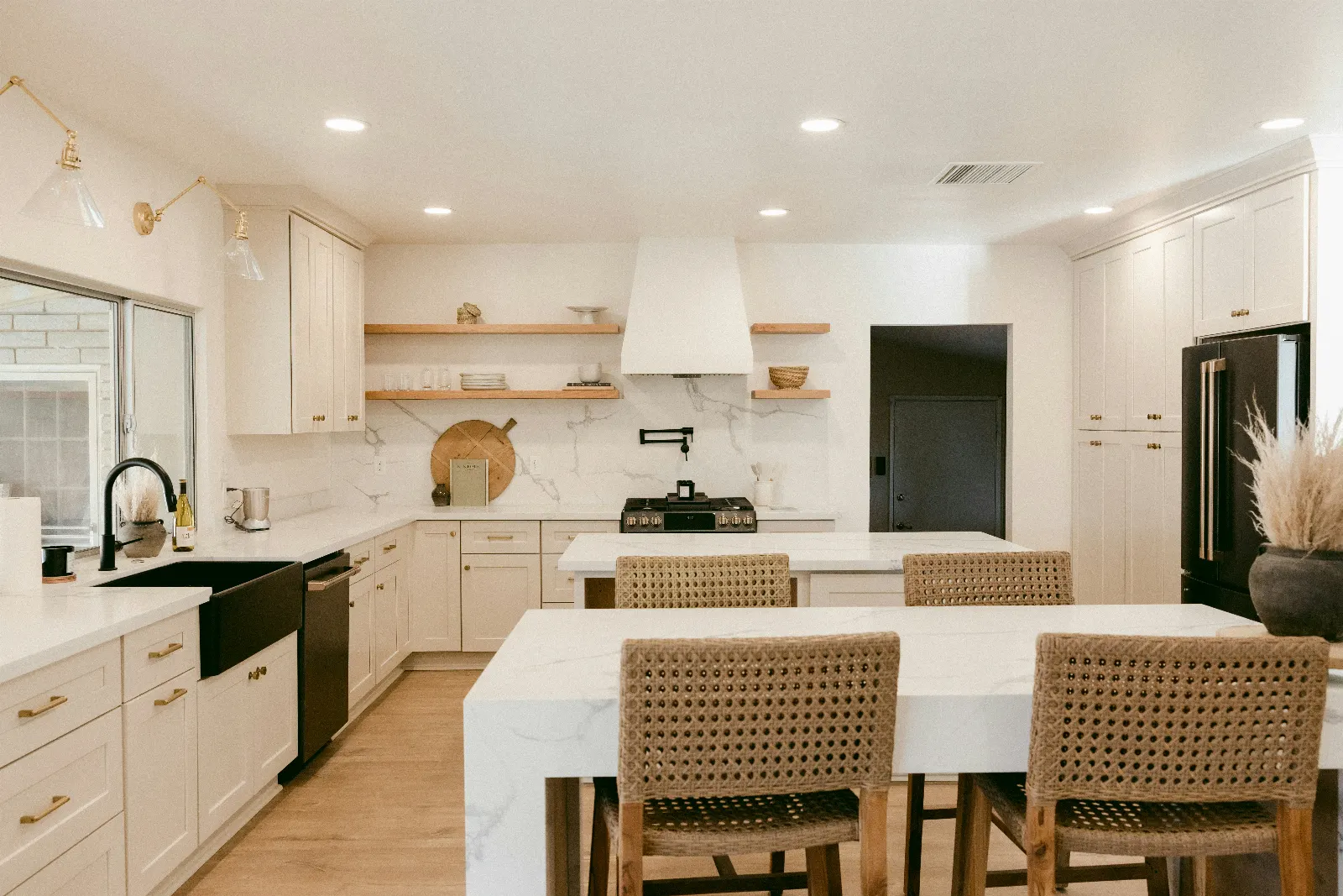Açık raflı, ferah modern çiftlik evi tarzı yenilenmiş mutfak